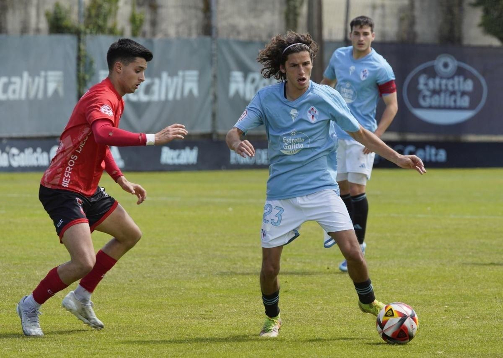 Robert Carril controla un balón en el partido disputado ayer en el campo de Barreiro.