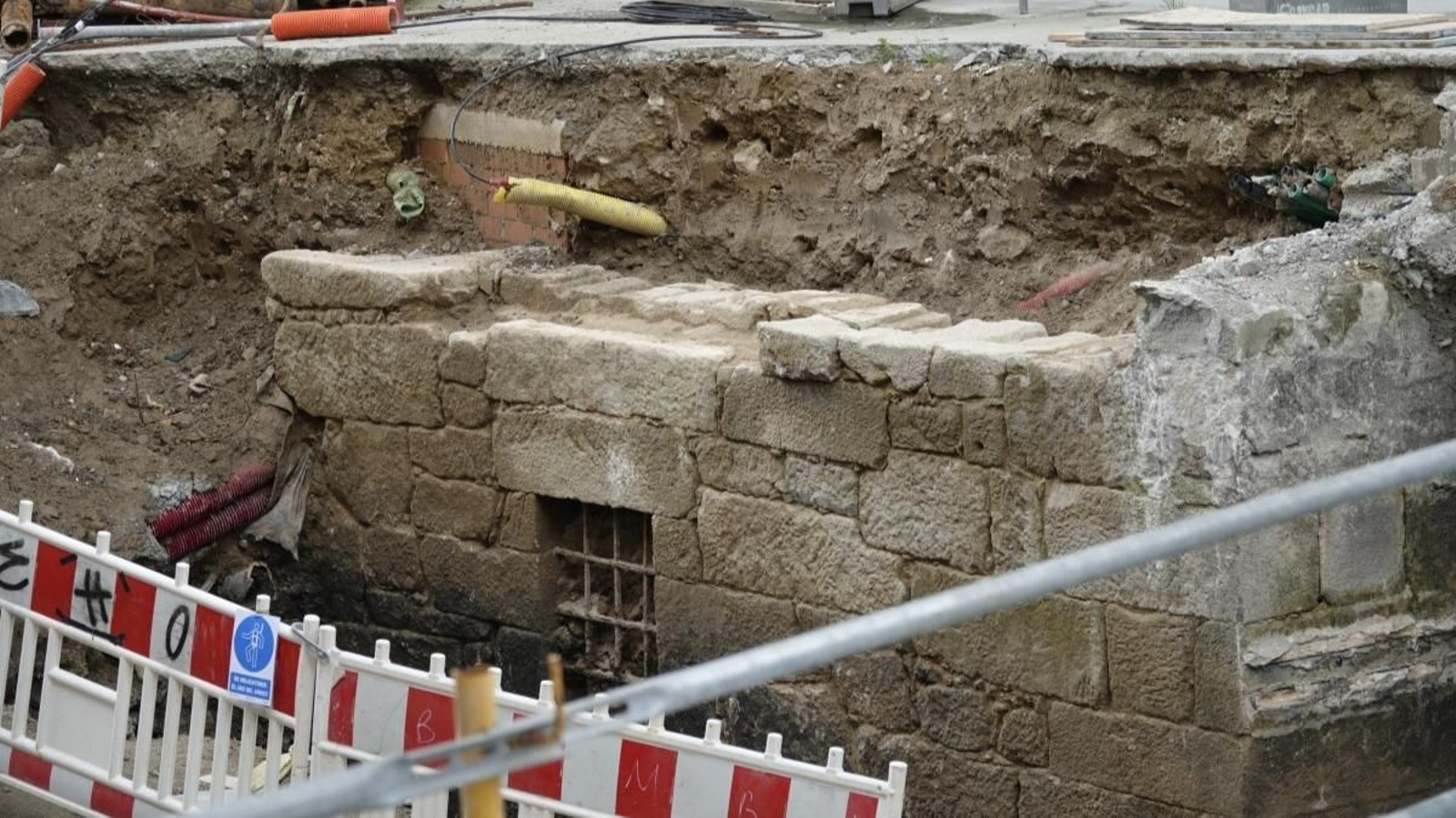 Los restos de Casa Mora, de comienzos del siglo XIX, quedaron al descubierto con las excavaciones del túnel de Porta do Sol.