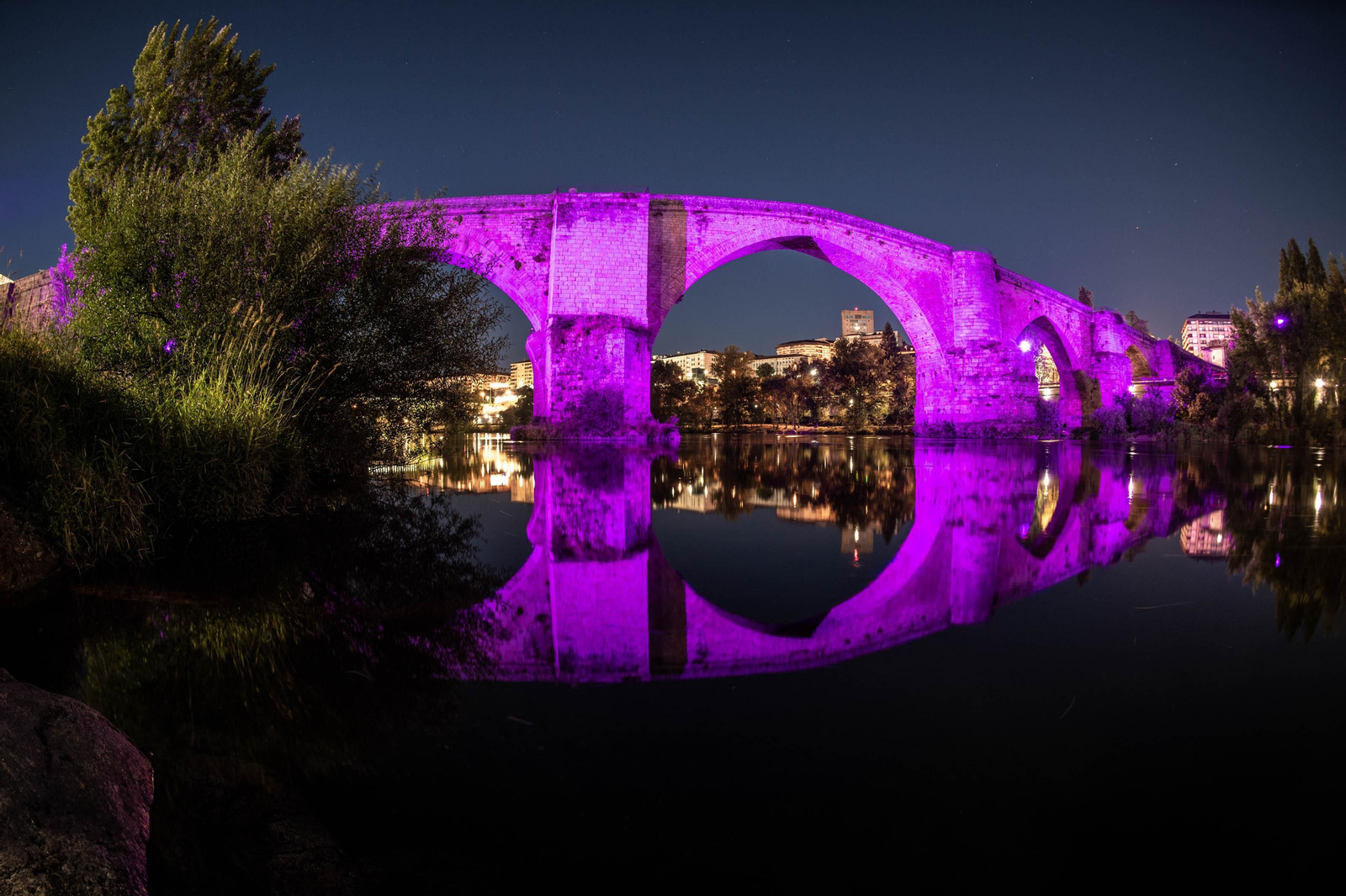 El Puente Romano se ilumina con los colores de la bandera del orgullo LGTBI. FOTO: ÓSCAR PINAL