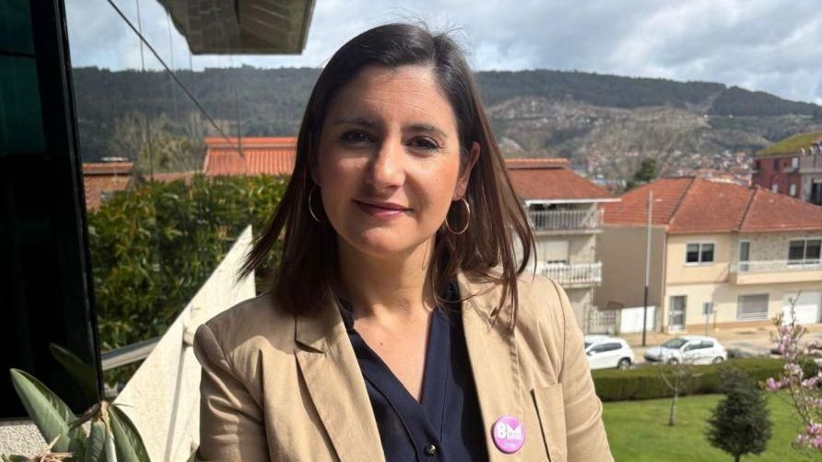 La alcaldesa de Moaña, leticia Santos, con la chapa reivindicativa del 8M.