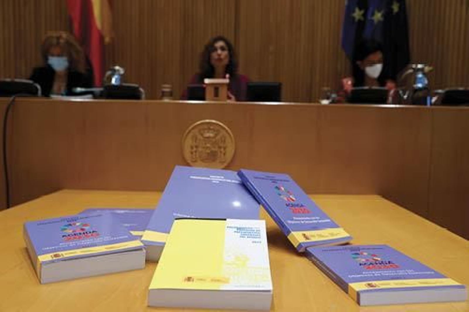 El documento presupuestario, durante la presentación de la ministra.