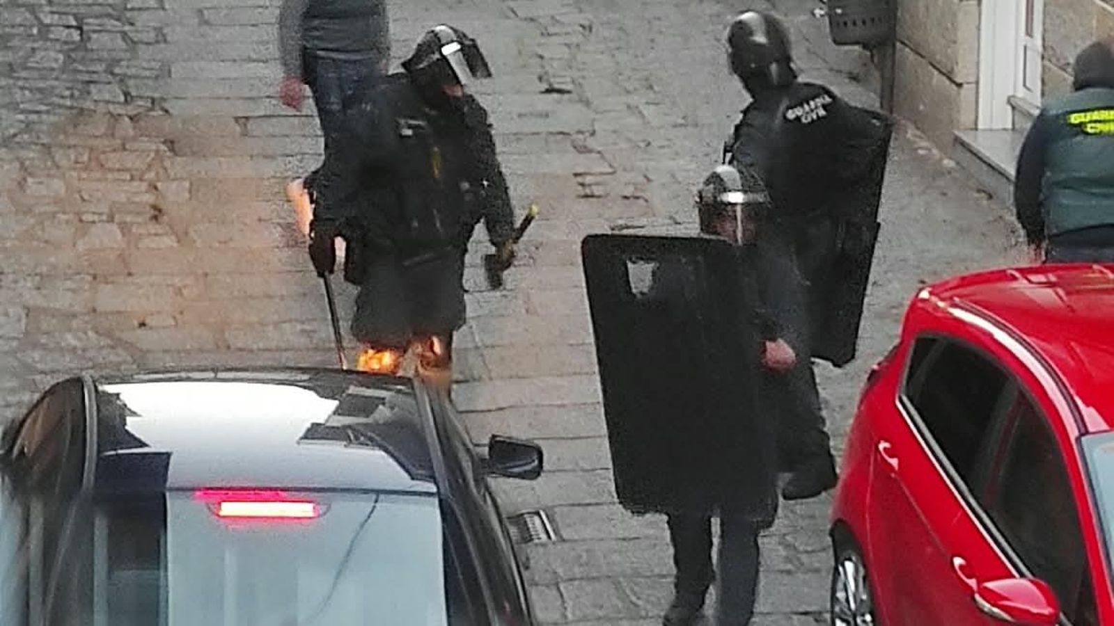 Agentes de las fuerzas de seguridad durante la inspección y registro del inmueble intervenido en Seixalbo