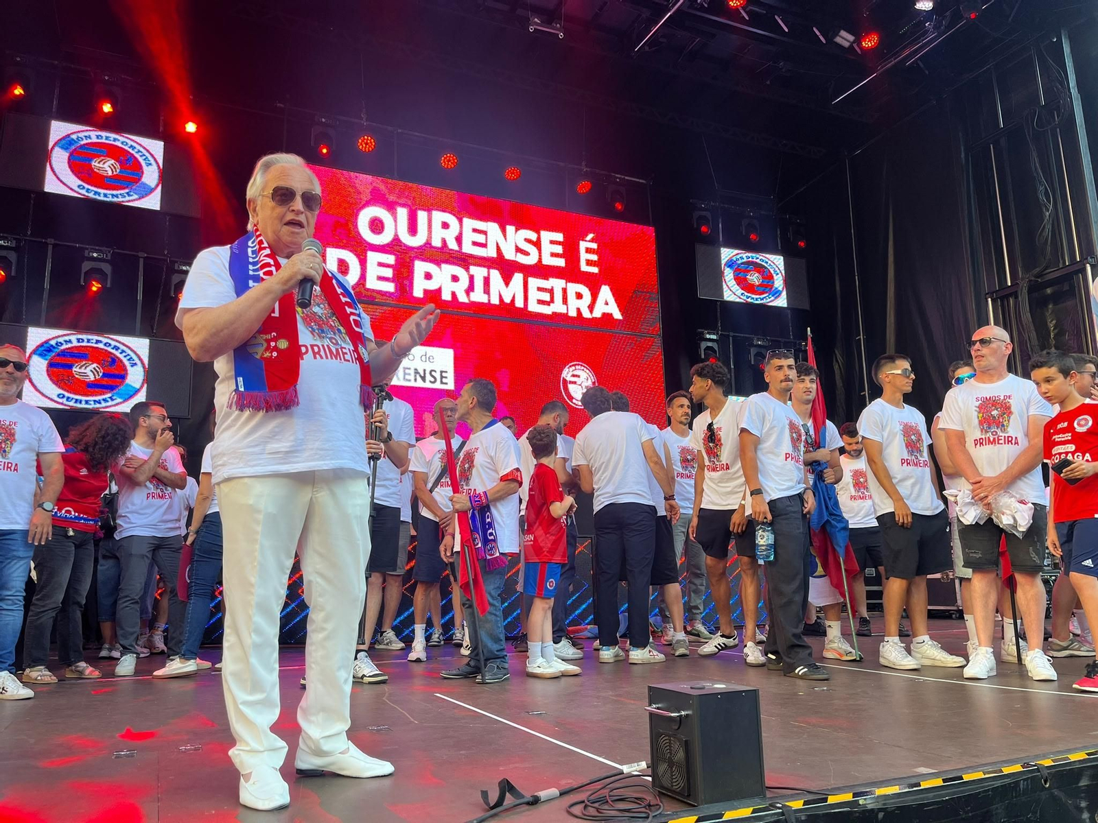 Galería | La aplaudida acogida de la UD Ourense de los unionistas contrasta con la pitada a Jácome en la Plaza Mayor, en fotos