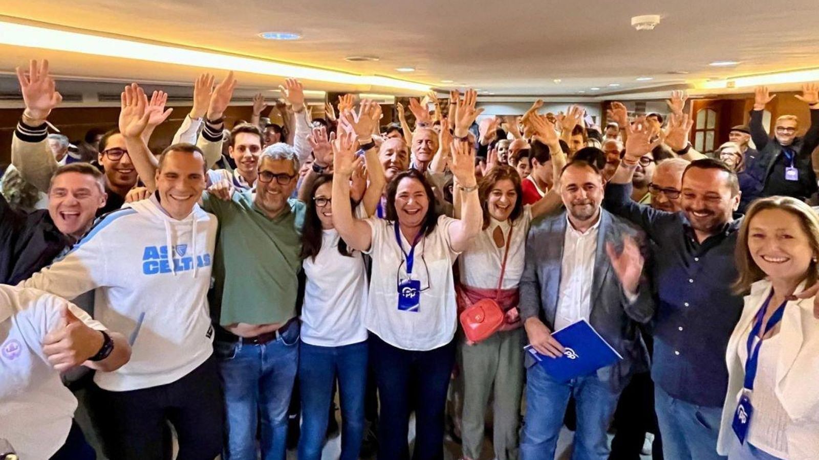 Ana Ortiz celebró los resultados electorales con su equipo.