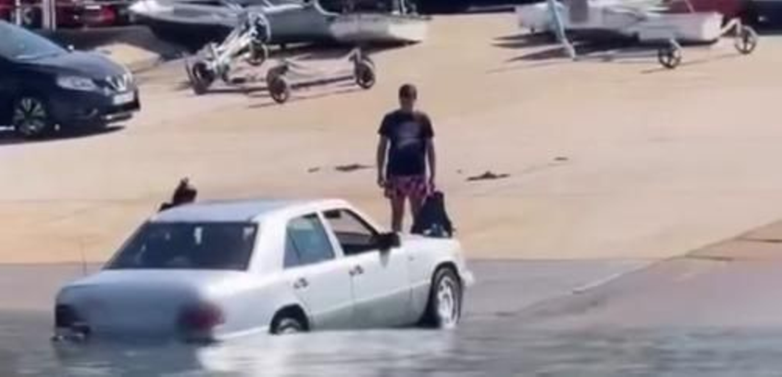El coche en apuros en el muelle Canido.