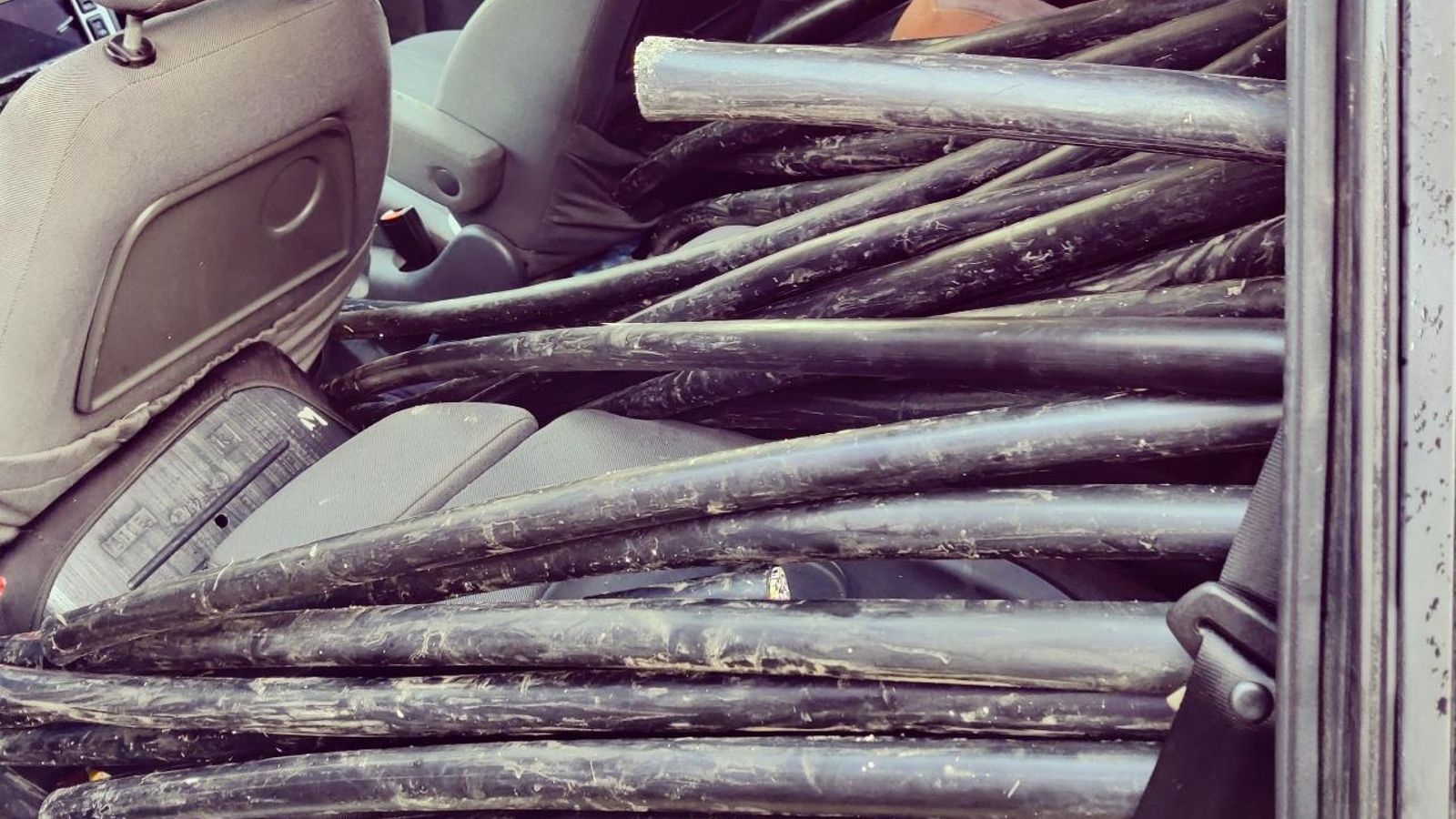 El cable sustraído en uno de los vehículos