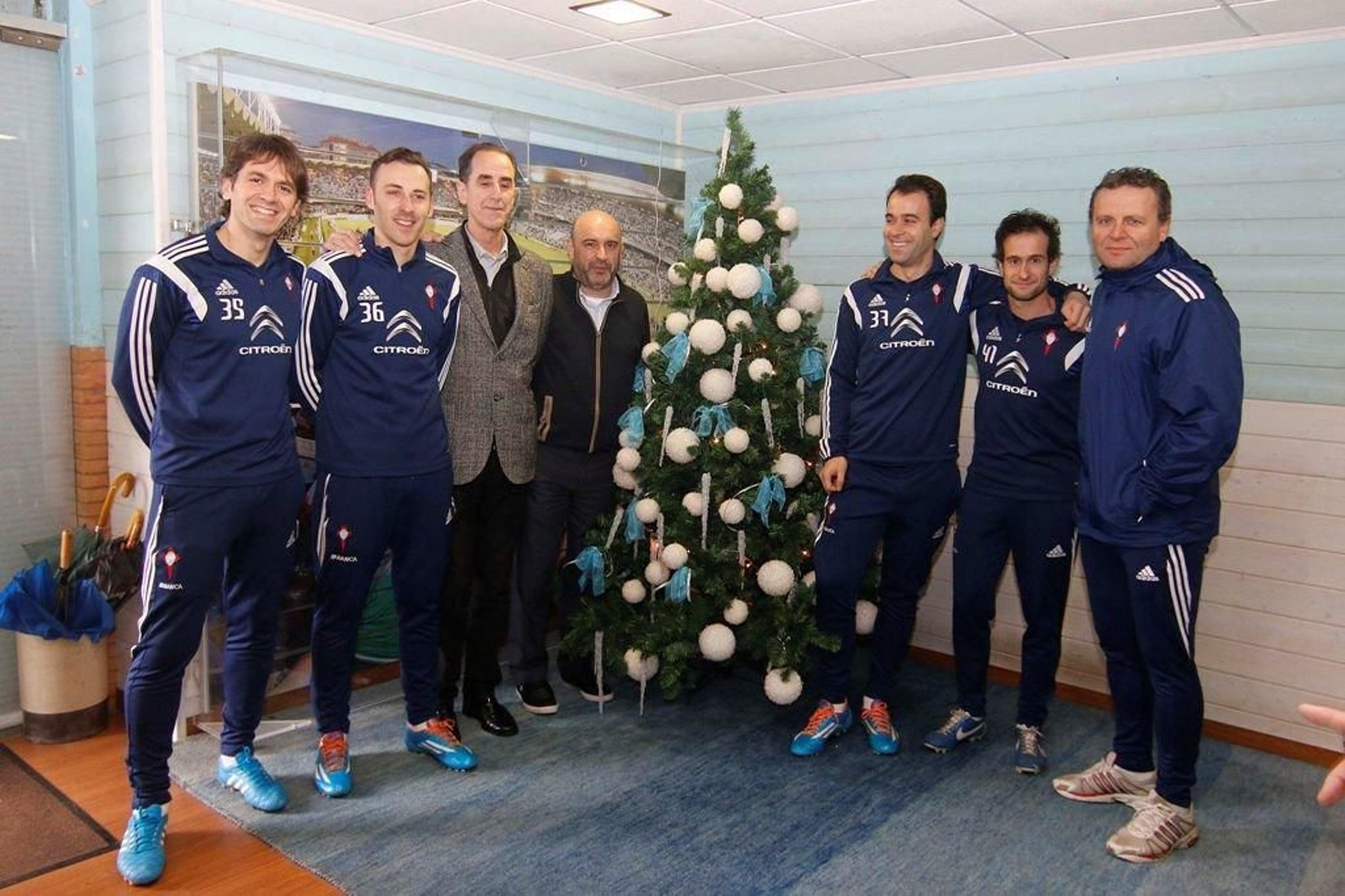 Ernesto Vieito (fisioterapeuta), Salvador Domínguez (fisioterapeuta), Mario Galán (médico), Luis Rial (médico), Iván Comesaña (masajista), Pedro Docampo (recuperador) y Juan José García Cota (jefe de los servicios médicos), posan en las inst