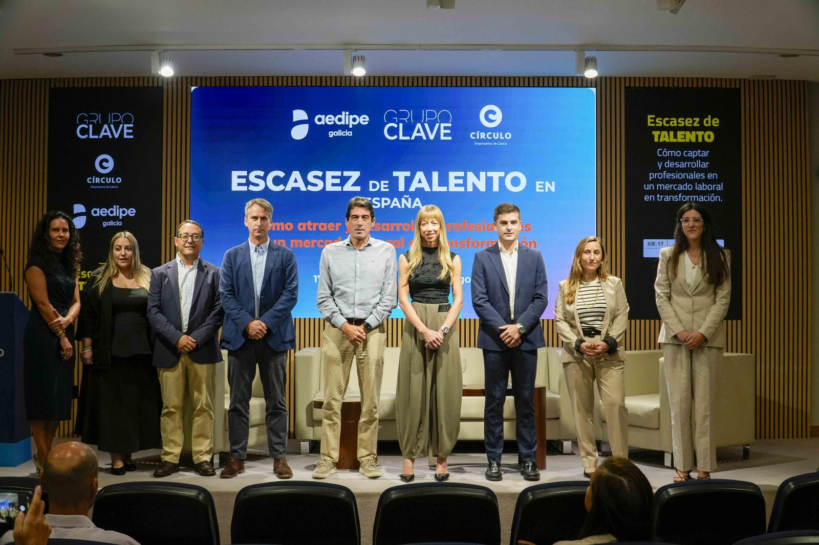 Los participantes en la jornada con Xurxo Airas (quinto por la izquierda), a su lado Zeltia Lado y Ángel Pidal.