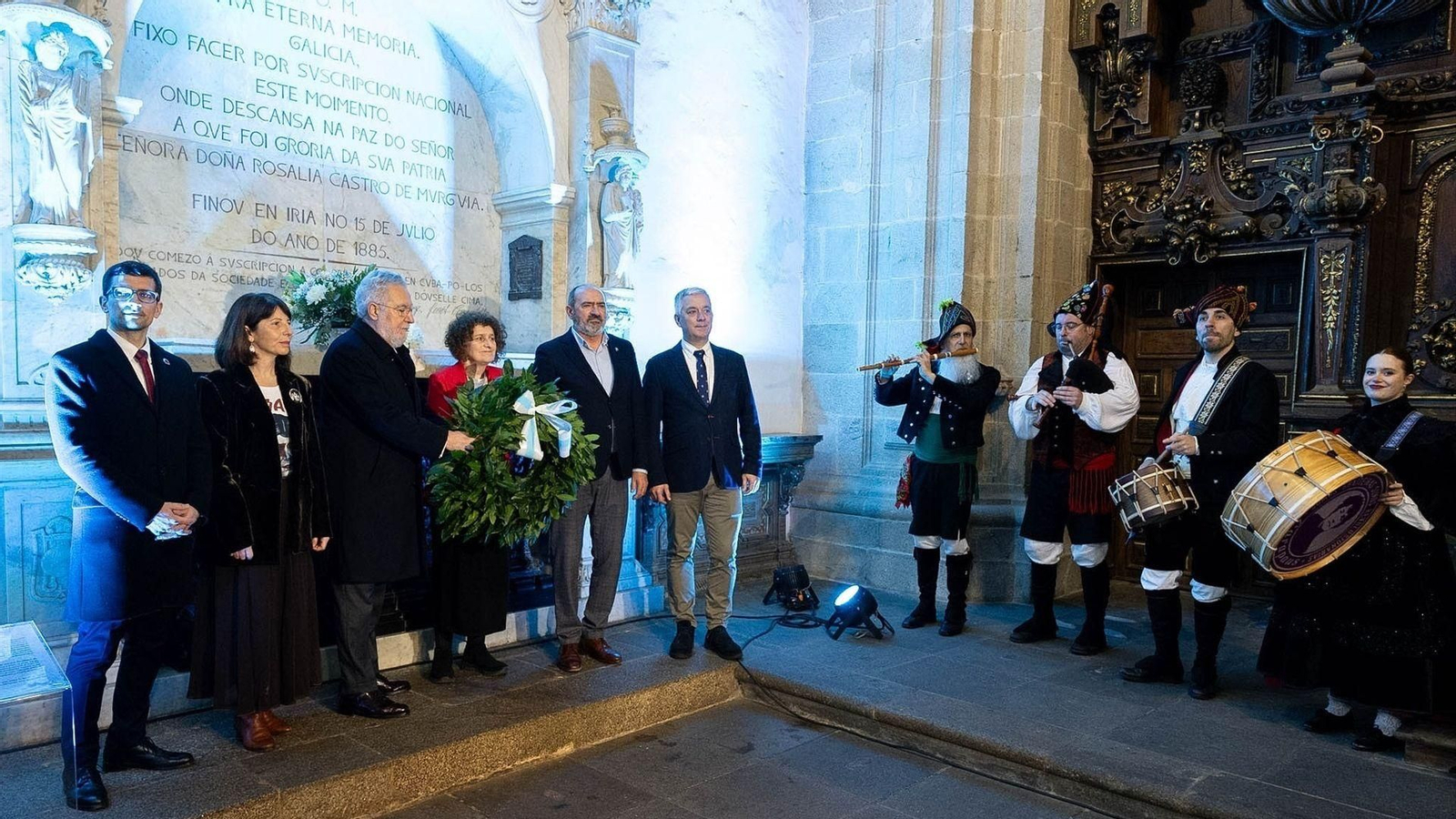 Homenaje a Rosalía de Castro en el Panteón de Galegas Ilustres.