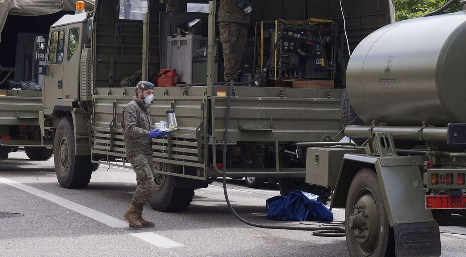Los vecinos llevaron bizcochos y café a los militares.