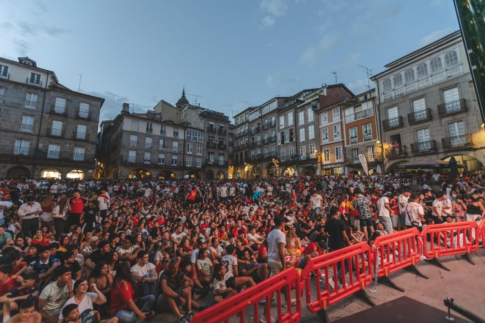 Galería | La ilusión por España en la semifinal tiñe de rojo la provincia de Ourense, en fotos