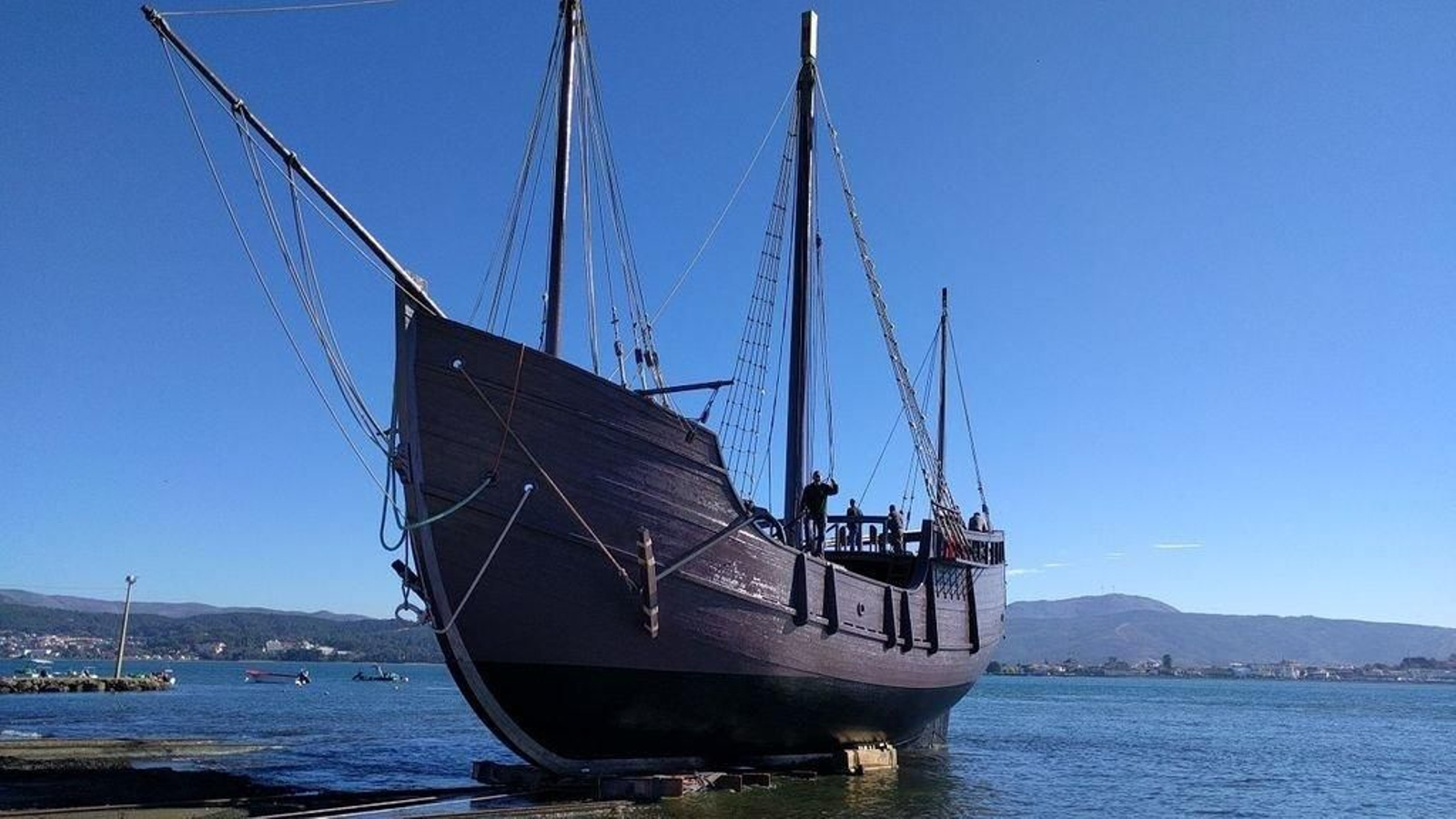 El barco está otra vez a  flote en el estuario del Miño tras cinco semanas en dique seco por mantenimiento