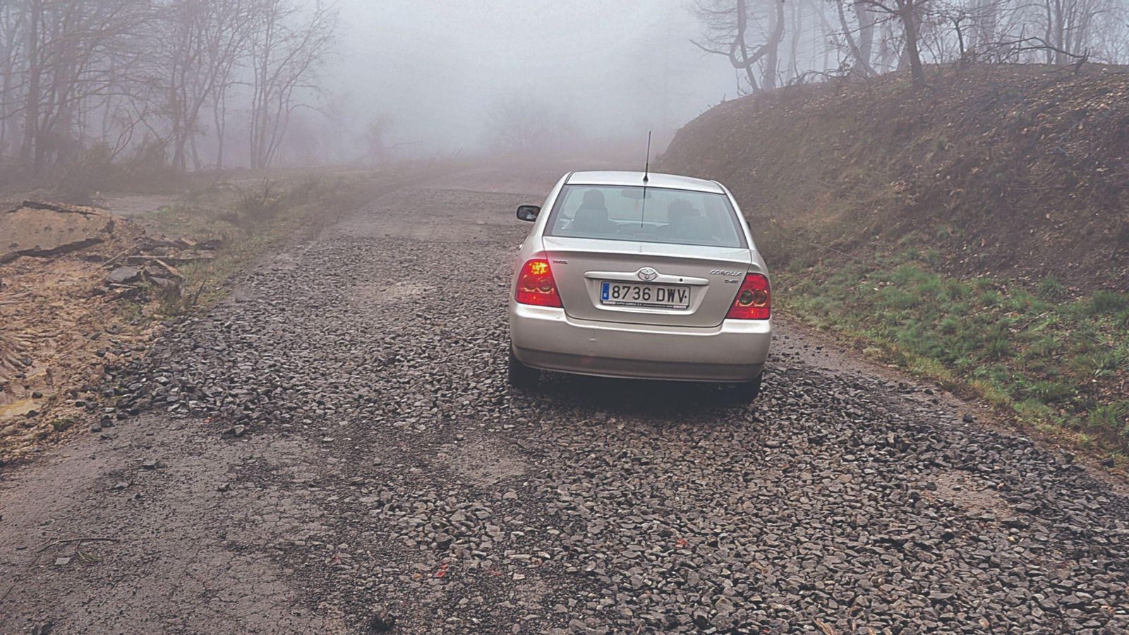  Los baches de la pista de acceso a Baldriz se han cubierto con grava y zahorra que dificulta el tránsito con turismos.