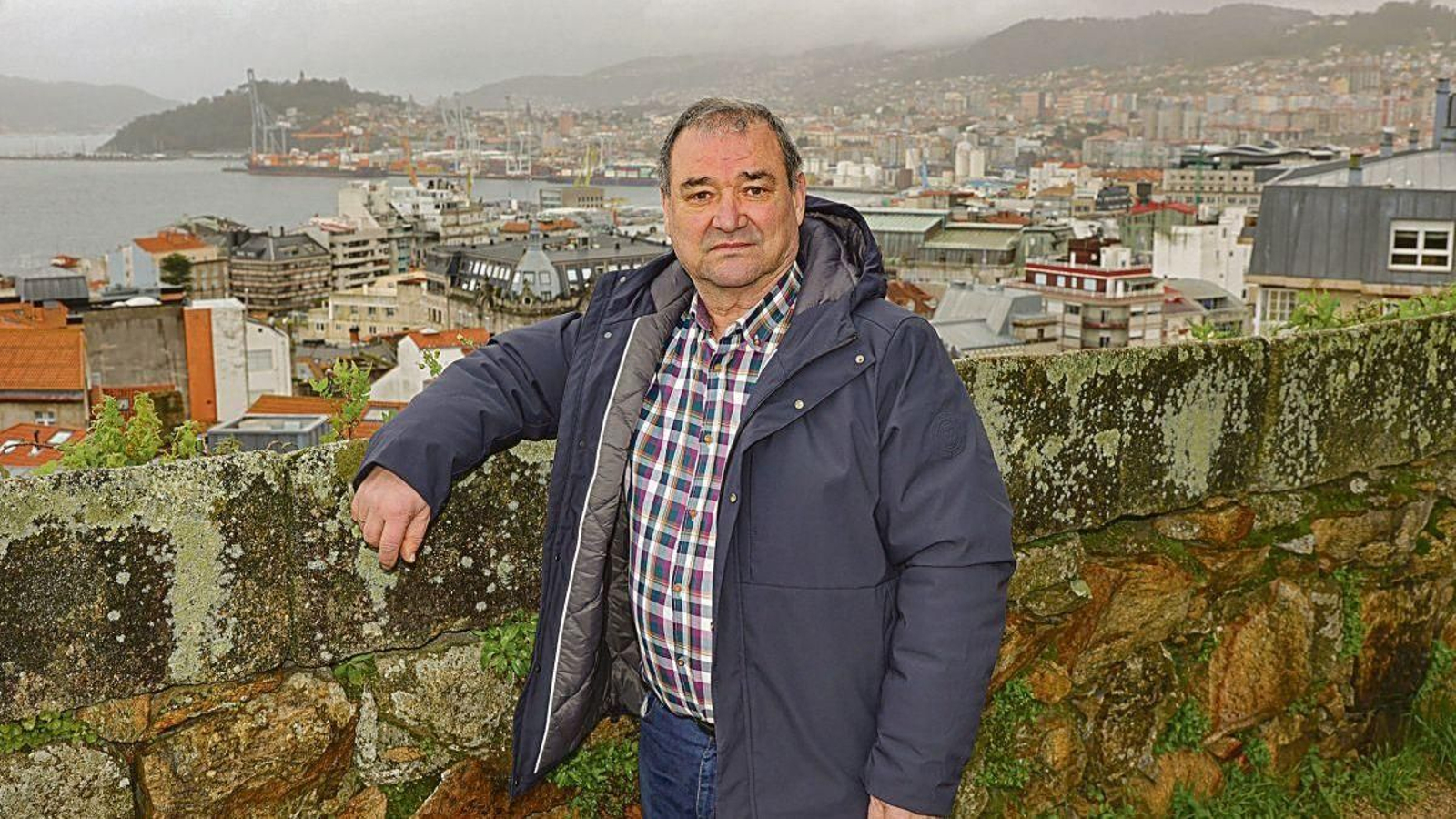 Manuel Carlos González, posando en el Castillo de San Sebastián.