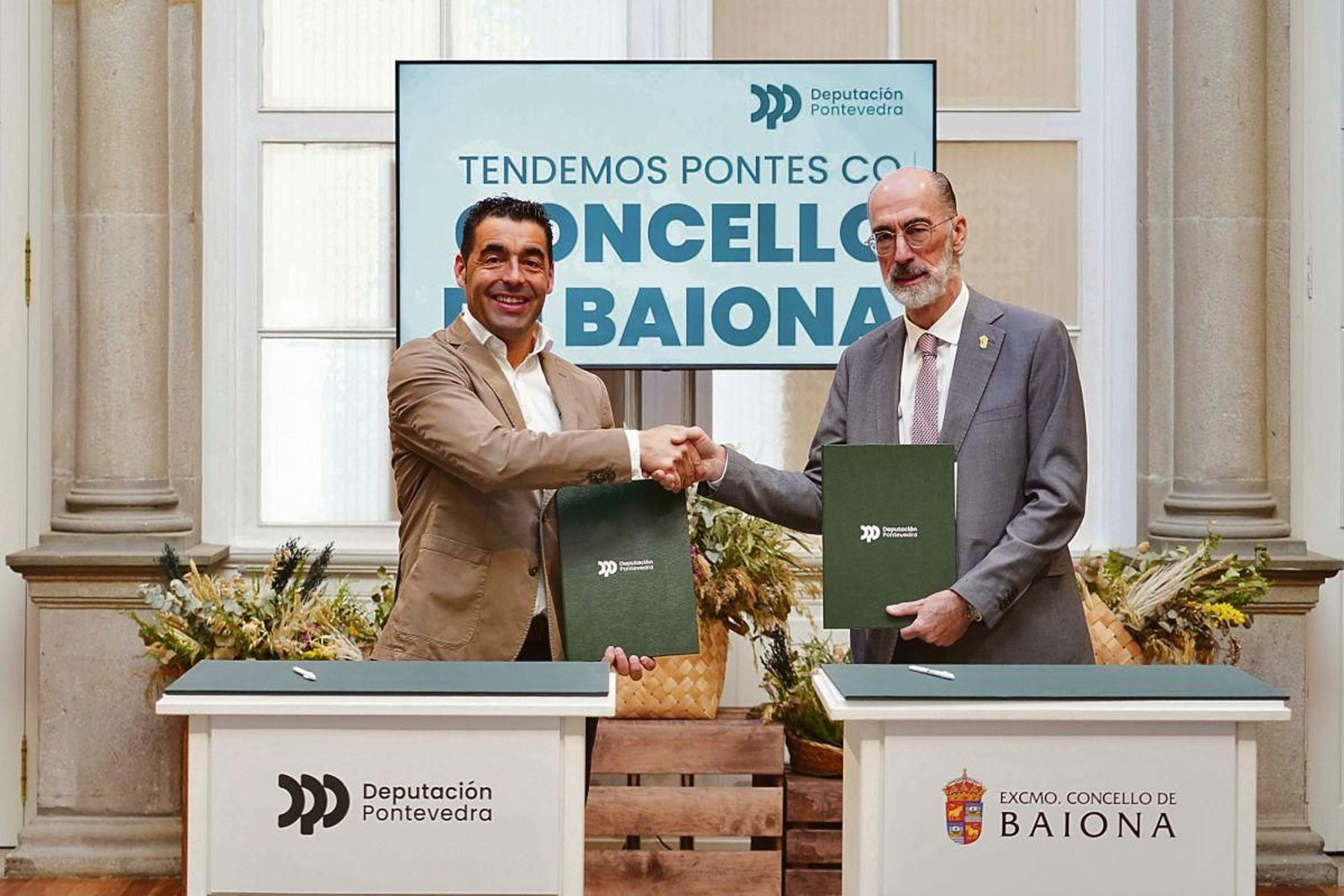 Luis López entregó y el alcalde de Baiona, Vázquez Almuiña, en la firma del convenio.
