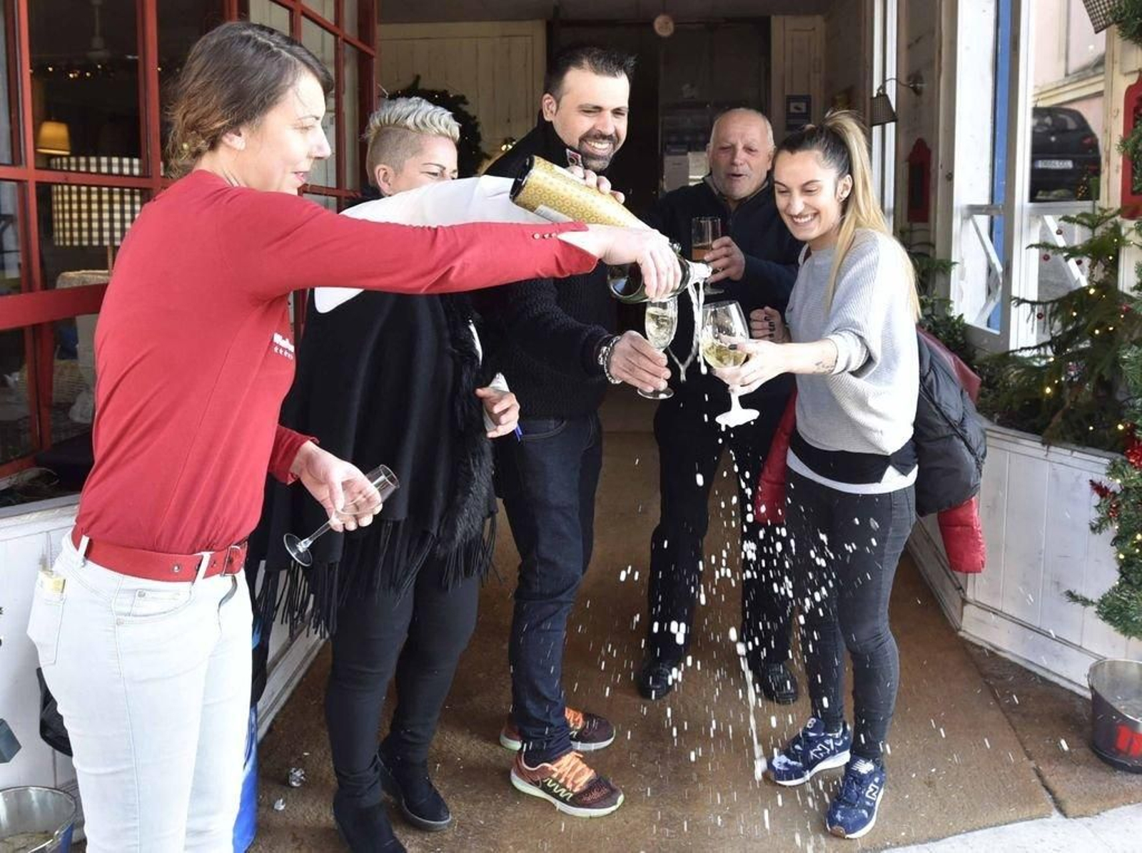 Las botellas de champán y sidra no faltaron ayer durante todo el día en el bar de Salvaterra que repartió el quinto premio.