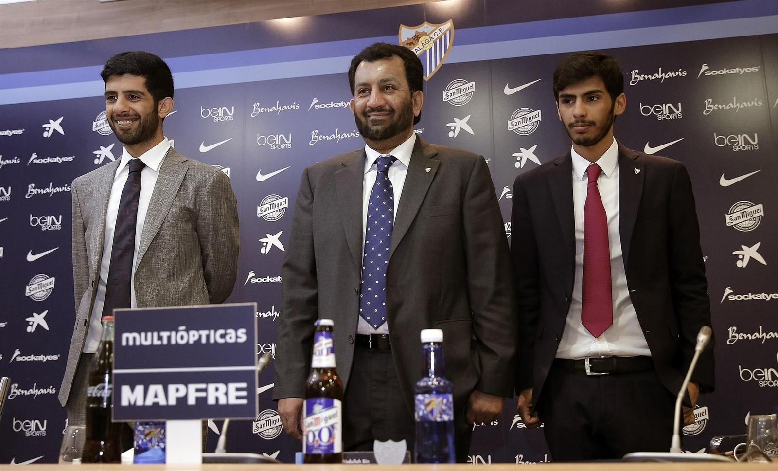 Nasser bin Al-Thani (izquierda), junto a su padre Sheikh Abdullah bin Nasser Al-Thani (centro) y su hermano durante su etapa al frente del Málaga CF.