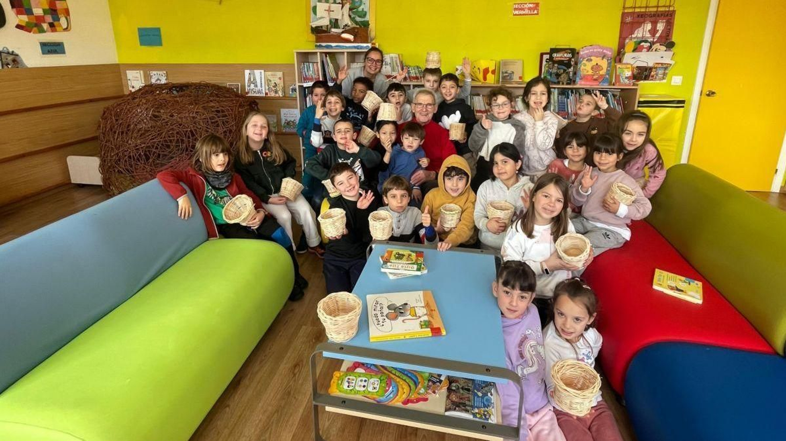 Aprenderon a facer un pequeniño cesto, moi atentos ás explicacións de Ángel.