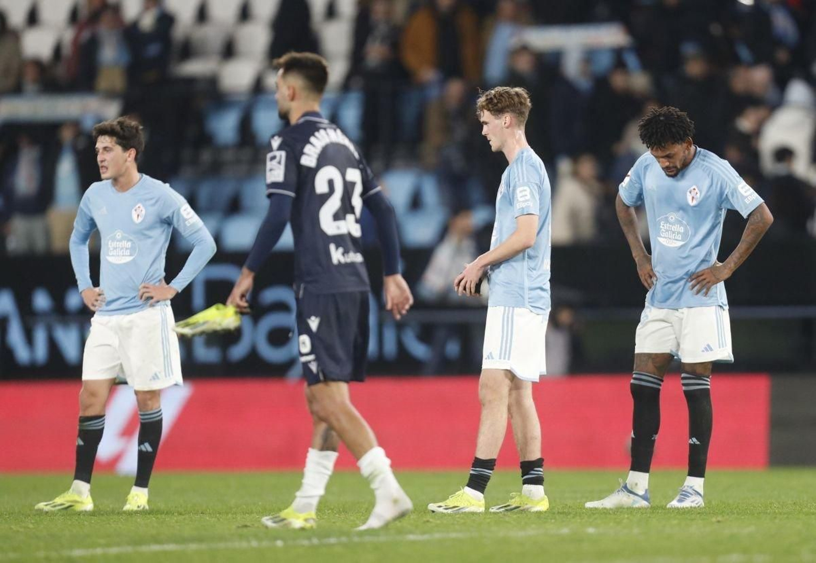 Los célticos Dotor, Swedberg y Jailson, cariacontecidos tras señalar el árbitro el final del partido. Difuminado, Brais.