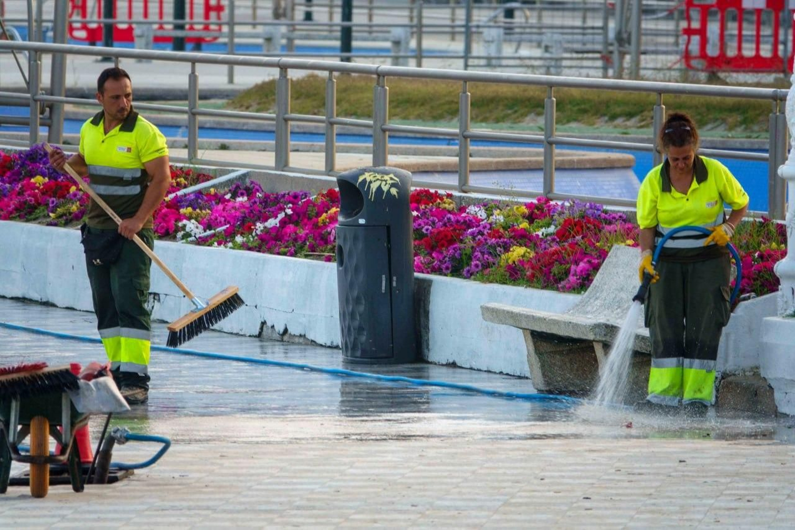 Galería | La resaca de San Xoán 2026 deja toneladas de residuos en Samil y Panxón