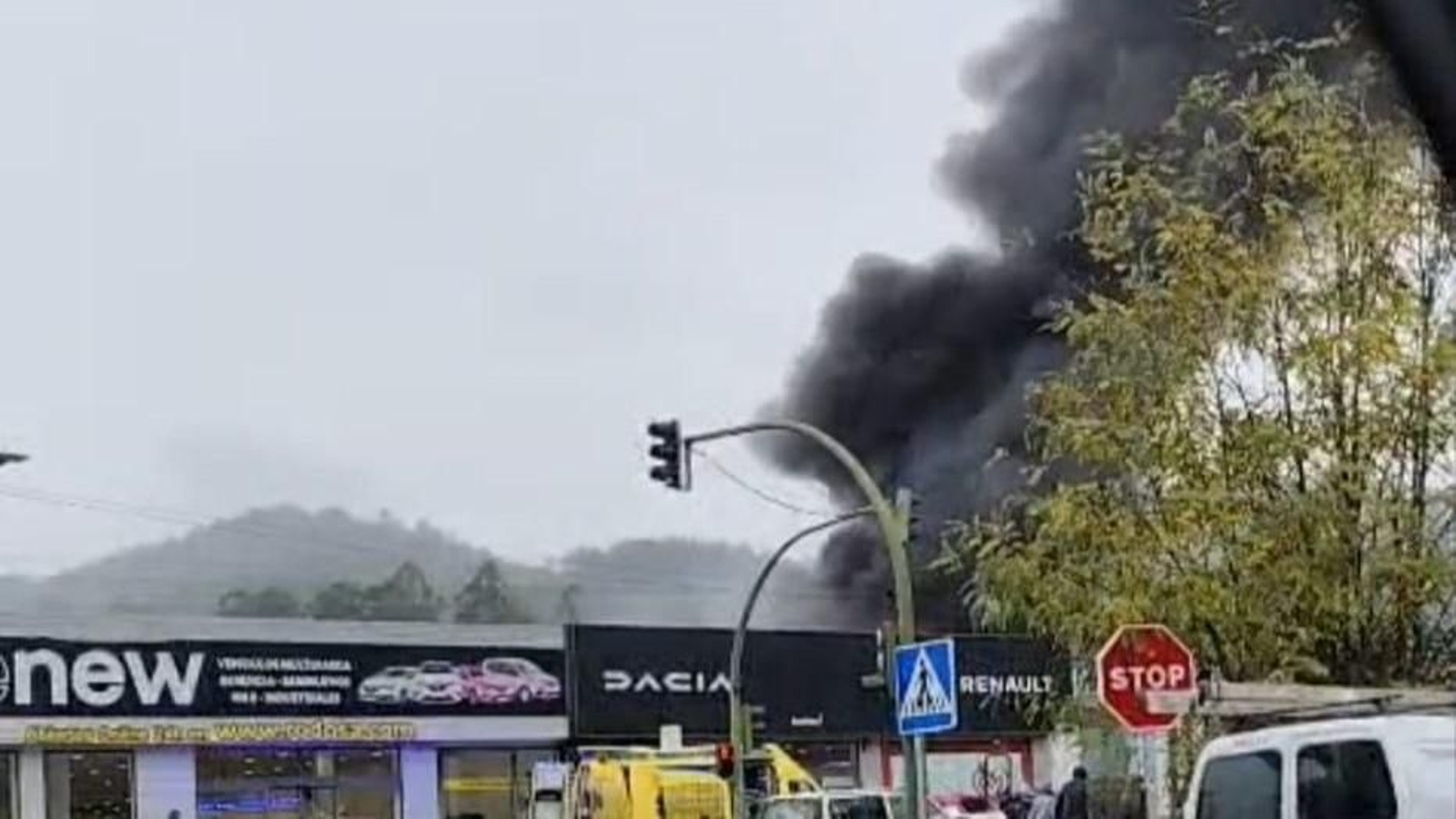 Gran humareda en Ponteareas por el incendio en una tienda.