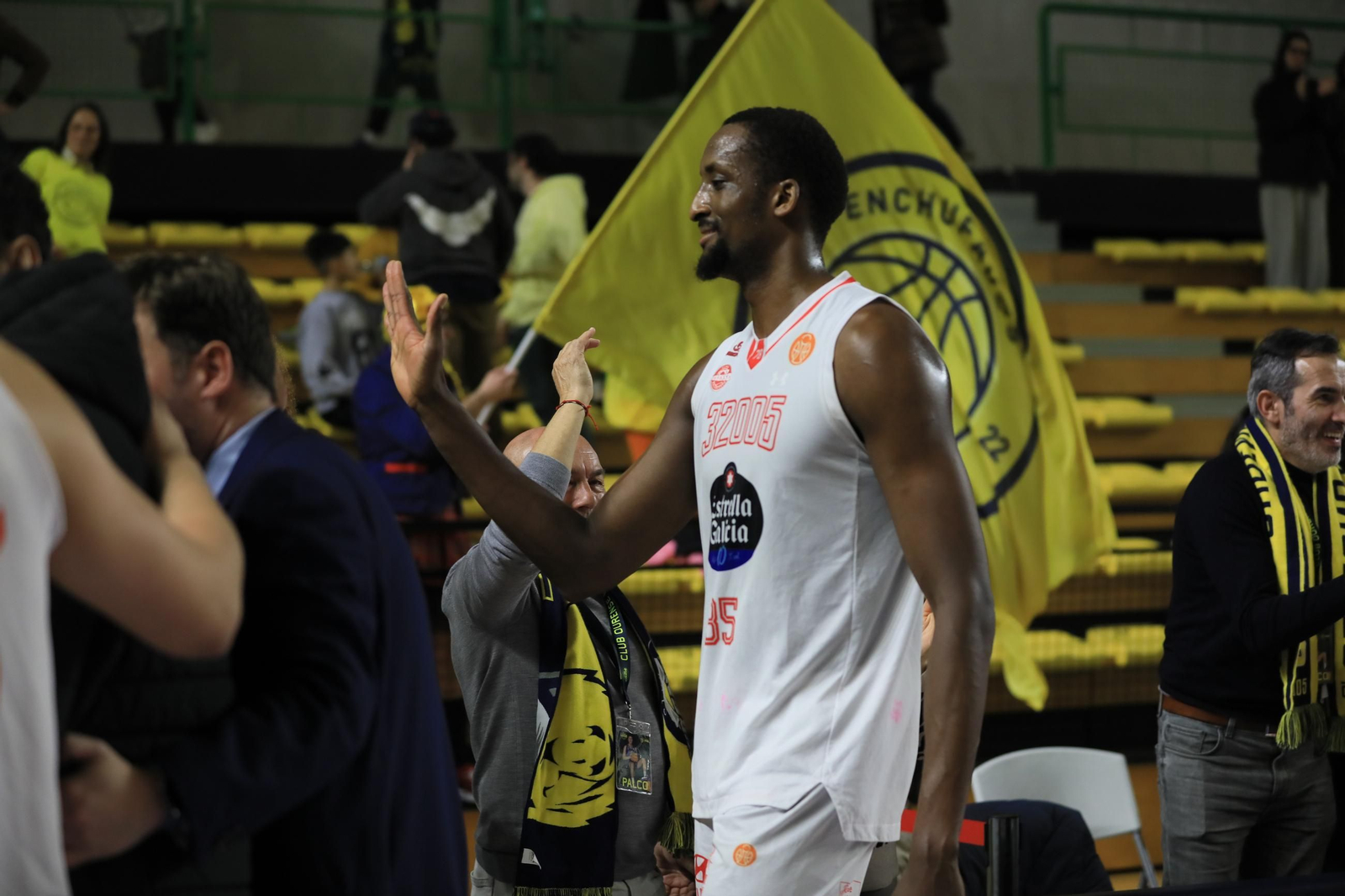 Galería | El Pazo disfruta de un sábado de baloncesto y Entroido