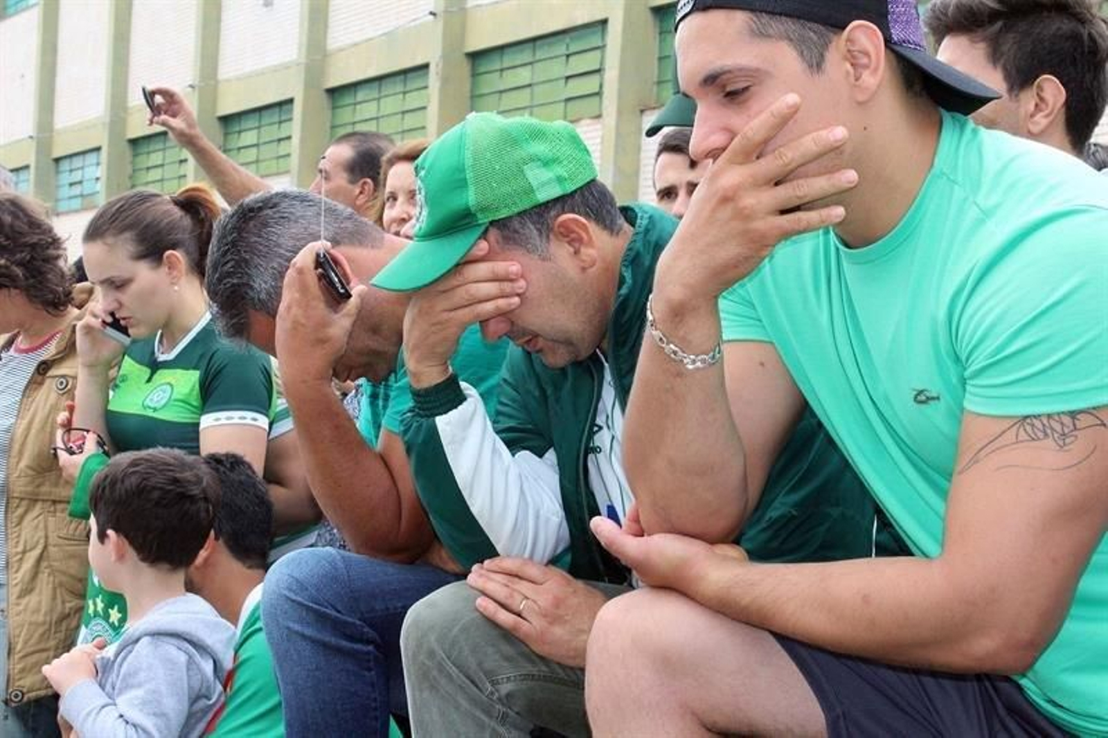 Aficionados del equipo Chapecoense se reúnen frente a la sede del club