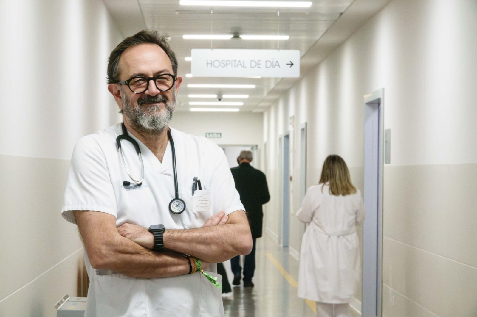 El jefe de Oncología Médica del área sanitaria de Vigo, Martín Lázaro, en los pasillos del Hospital de Día.