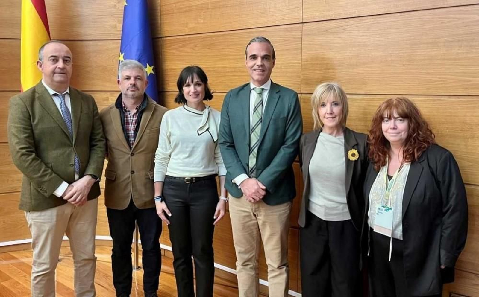 Pego, primero por la izquierda con el presidente de la Sociedad Española de Reumatología, Marcos Paulino, tercero por la derecha, en el foro.