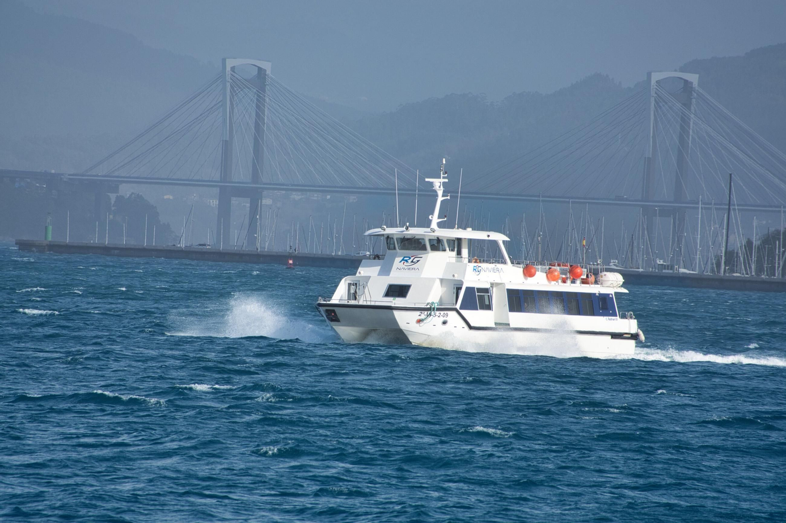 Galería | Calles inundadas y fuerte oleaje en la ría de Vigo por el temporal