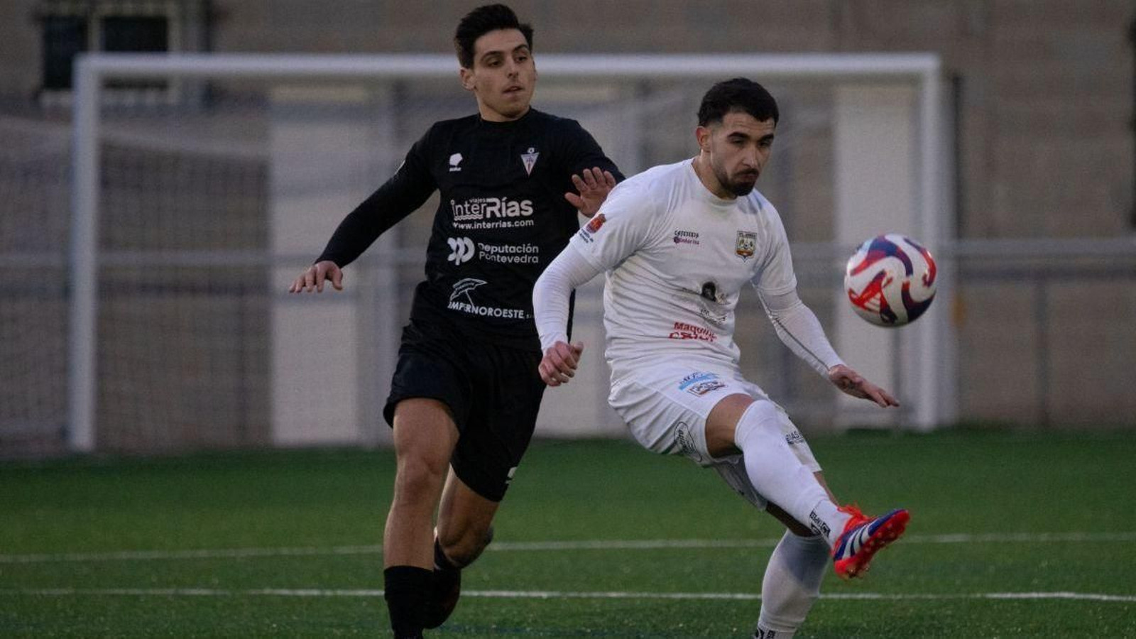 Manu Blanco, centrocampista del Arnoia, intenta controlar el balón ante un contrario.
