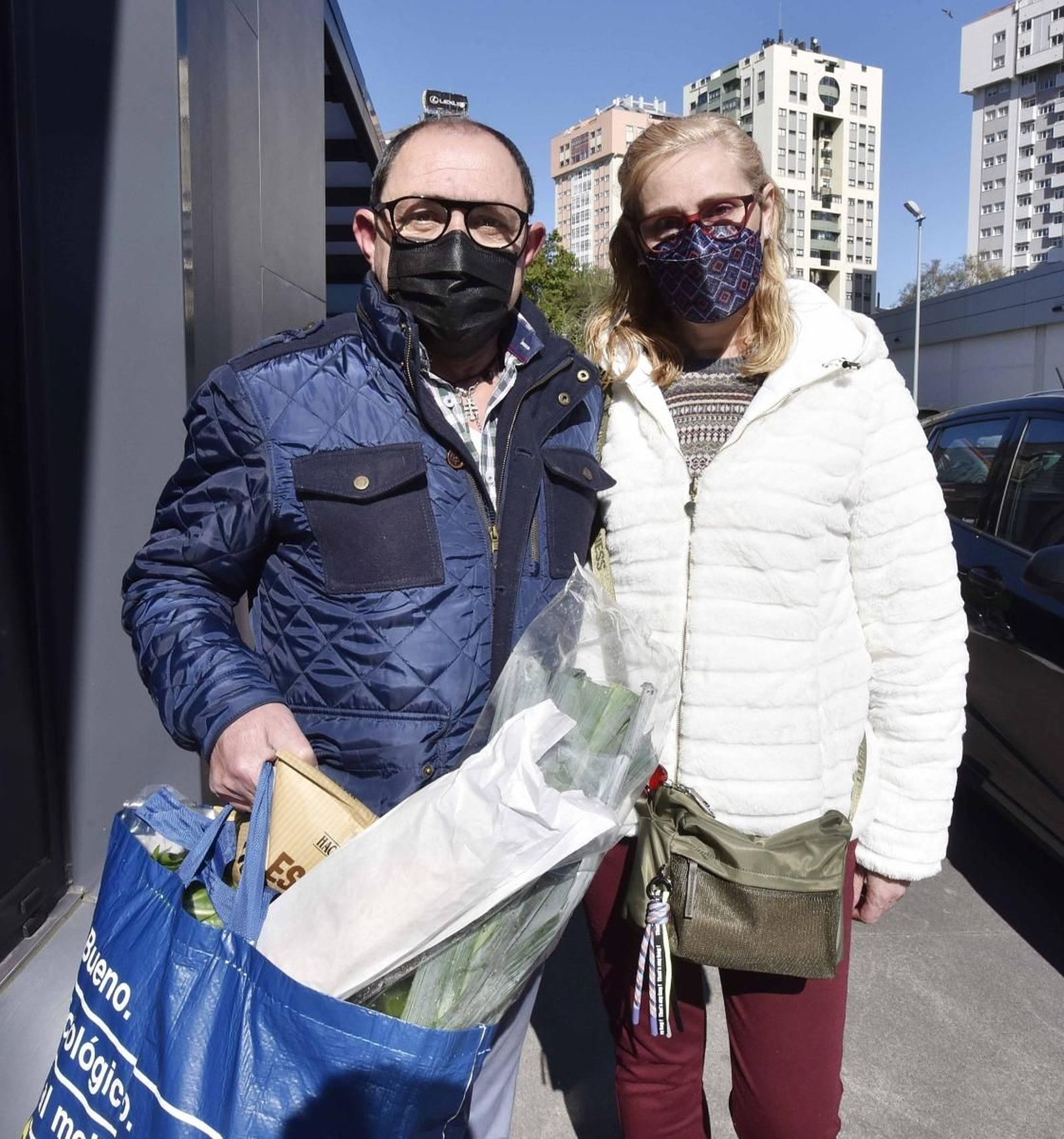 Fernando, parado, y Mercedes.