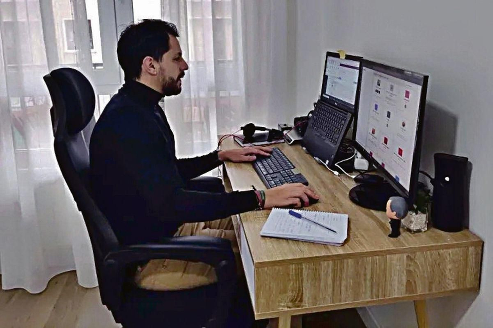 Un hombre teletrabaja desde su casa, en un pueblo de Zamora.