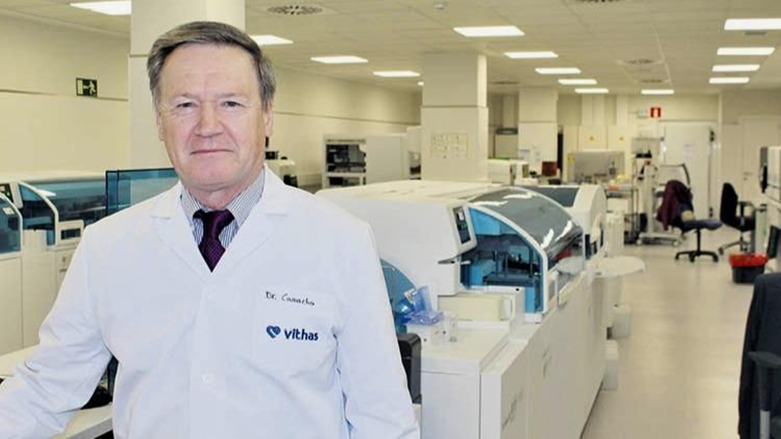El doctor vigués Tomás Camacho, en el laboratorio de Análisis Clínicos de Vithas Lab.