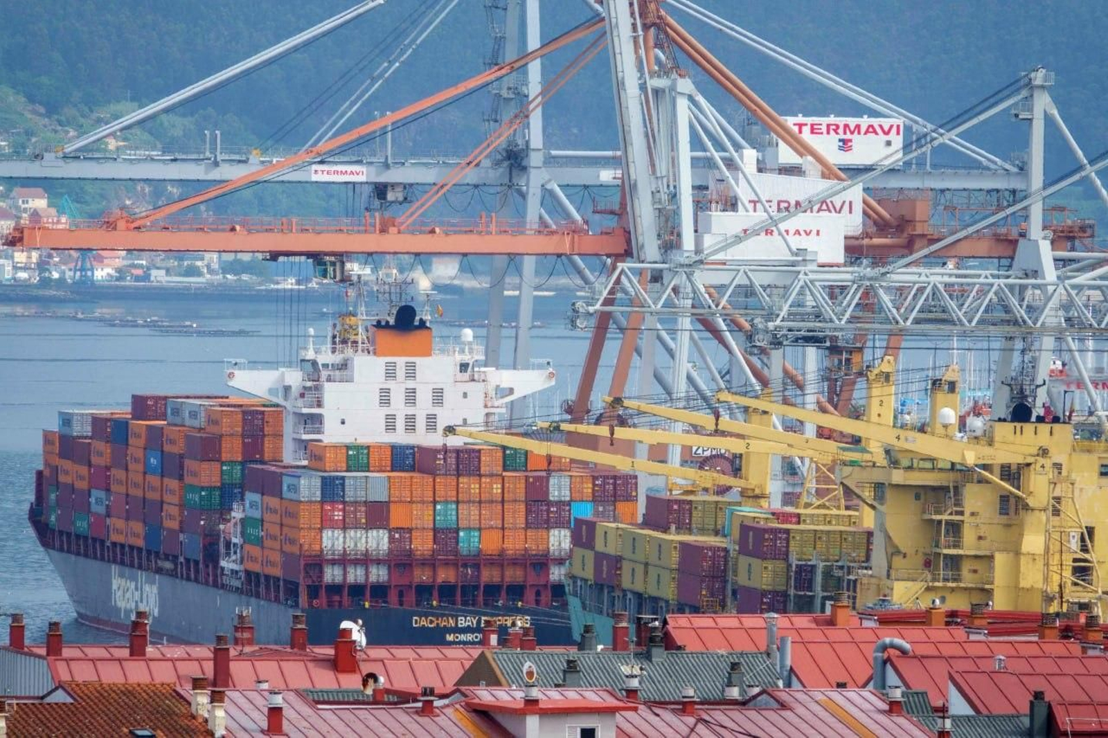 Dos portacontenedores operando ayer, 1 de Mayo, pese a festivo.