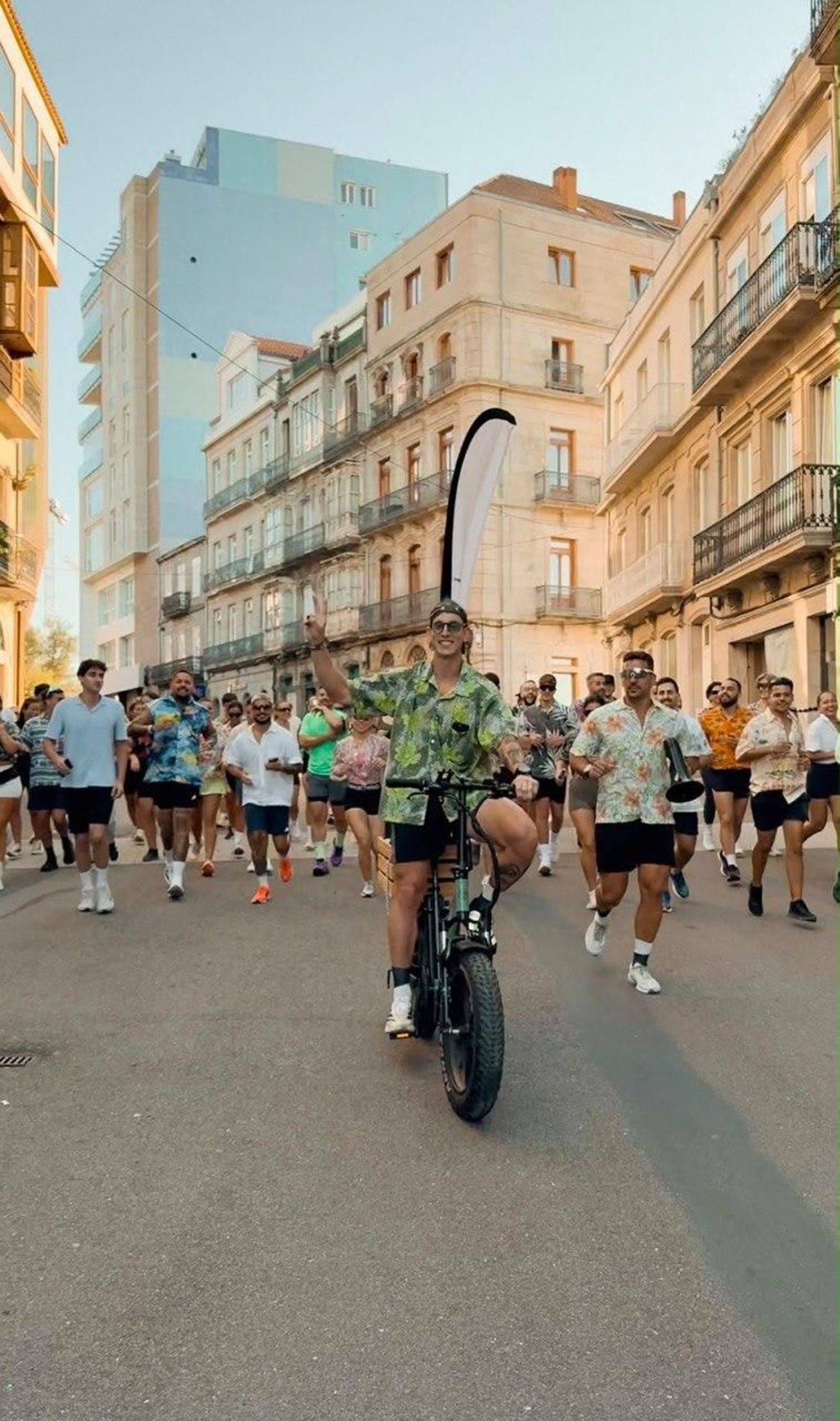 Una bicicleta marca el ritmo, que suele ser medio-bajo, por delante.