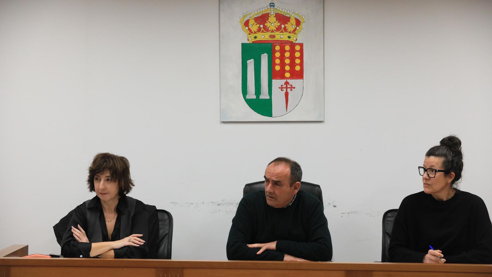 Susana Rodríguez, a la izquierda, substituirá a Rodríguez como alcalde. En el centro Manuel Rodríguez.