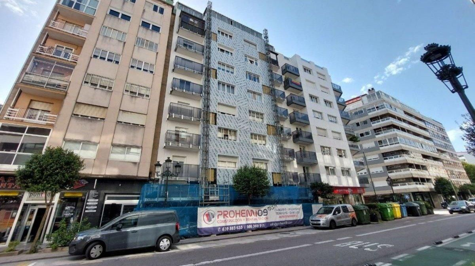 Obras de aislamiento en una fachada para la mejora energética de un edificio en la calle Camelias.