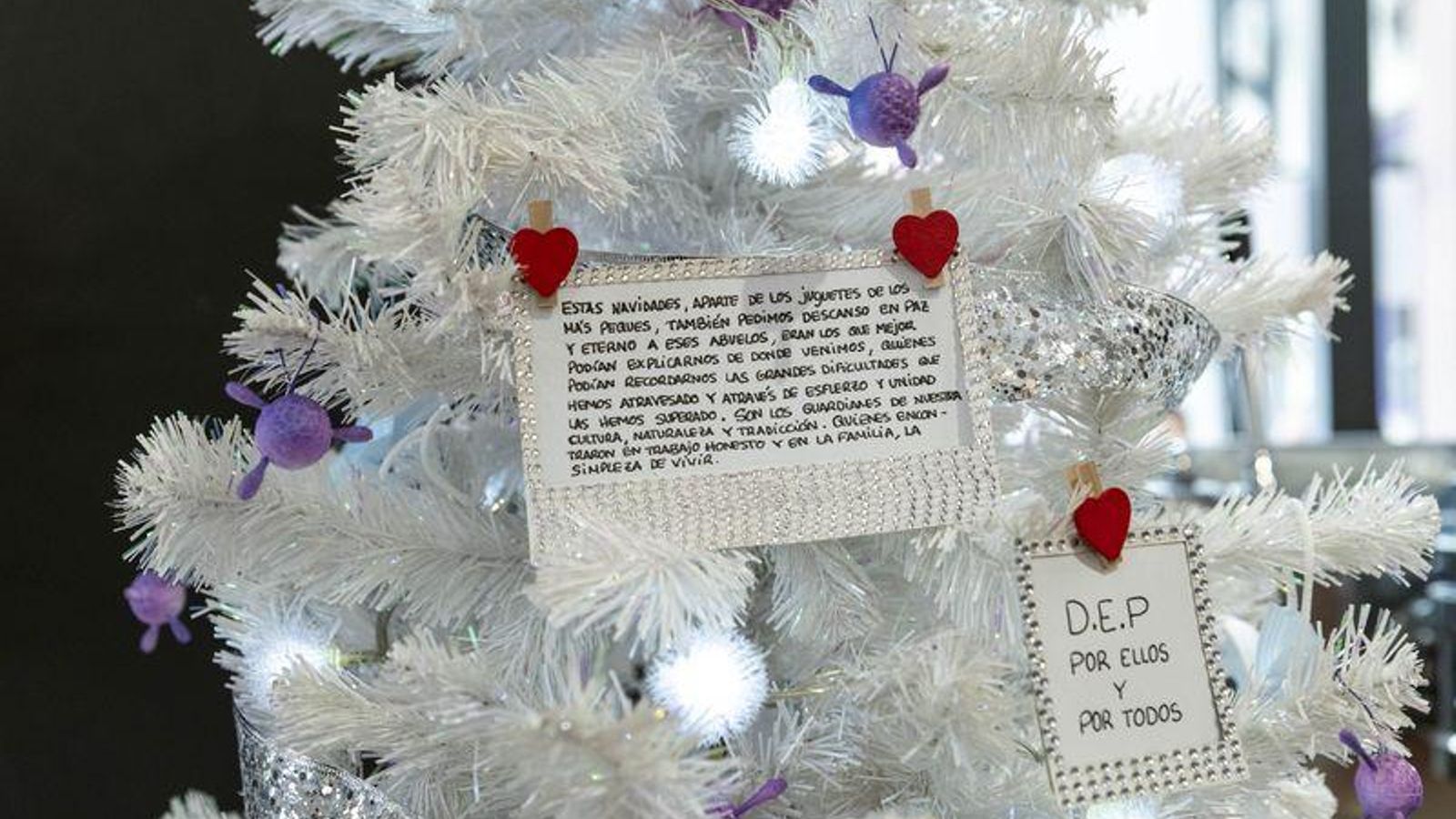  SAN CIBRAO DAS VIÑAS (RESTAURANTE CASA CID). 16/12/2020. OURENSE. En Casa Cid han decidido decorar la Navidad con un árbol lleno de motivos relacionados con el tiempo de confinamiento. FOTO: ÓSCAR PINAL 