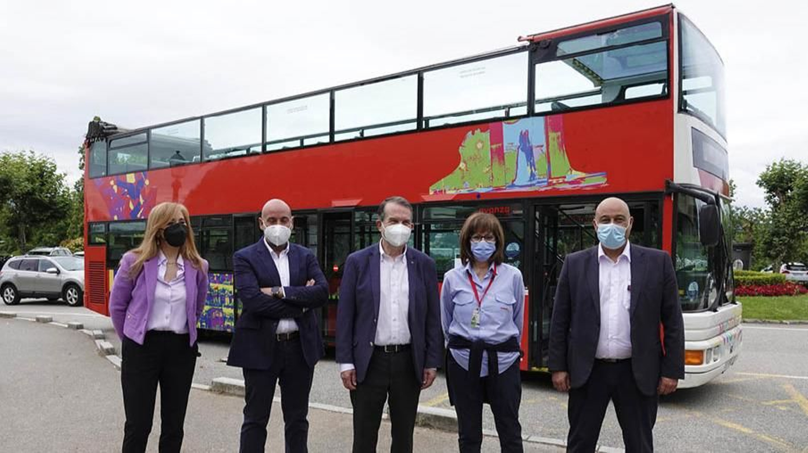 Caballero, junto al director de Vitrasa, Carlos González (a su derecha), presentó ayer en O Castro el bus turístico.