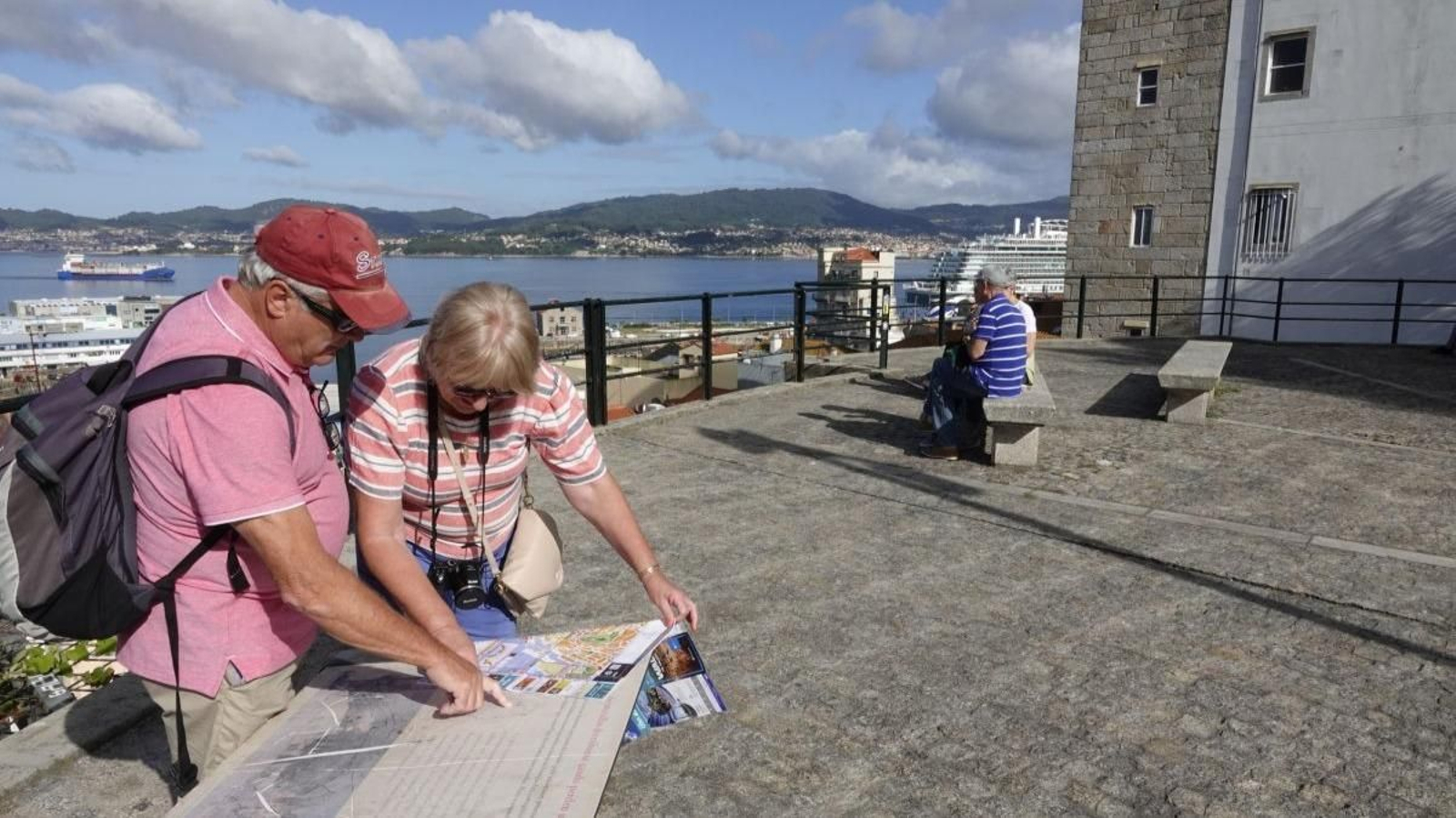 Turistas en septiembre en el Paseo de Alfonso XII.