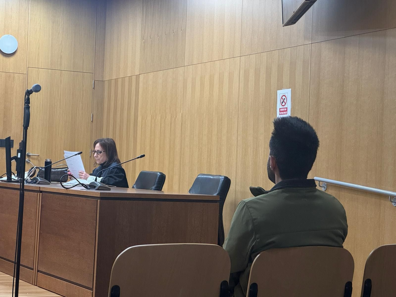 El acusado escucha los términos del acuerdo