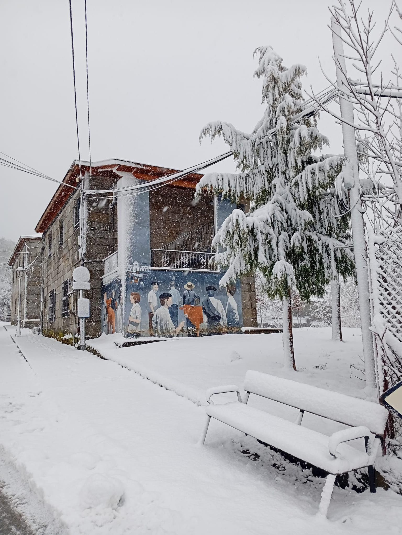 Los murales de A Veiga conviven con las nevadas de la borrasca Ingrid.