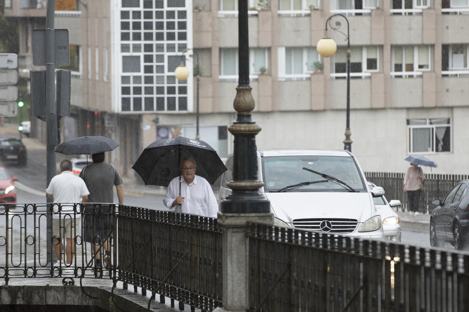 Galería | Una tormenta de verano deja Ourense pasada por agua y desploma los termómetros