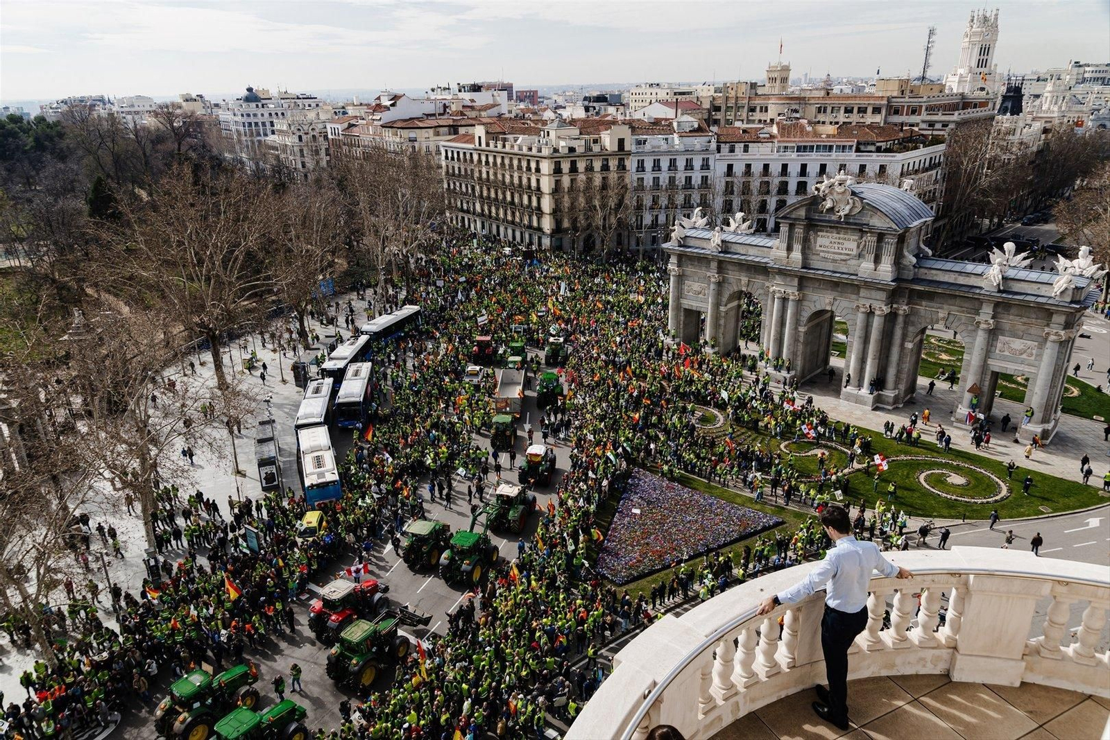 EuropaPress_5772507_cientos_agricultores_reciben_primeras_columnas_tractores_puerta_alcala