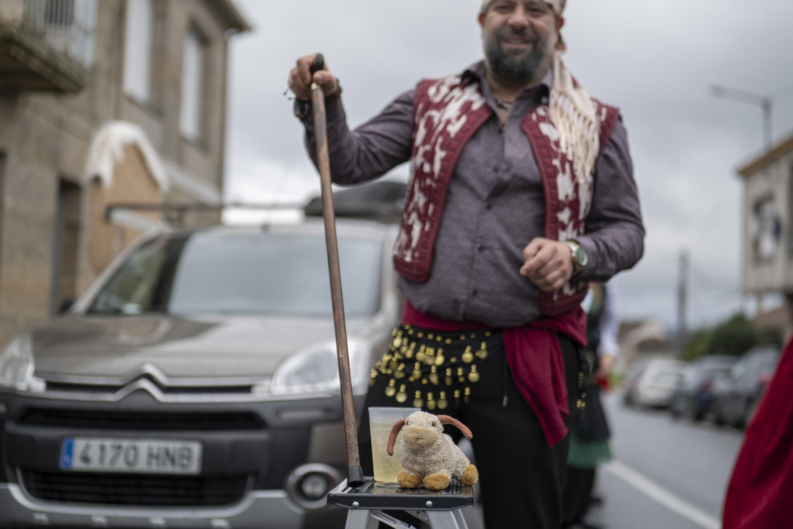 Galería | El Entroido itinerante de Parada de Amoeiro lleva la diversión por bandera