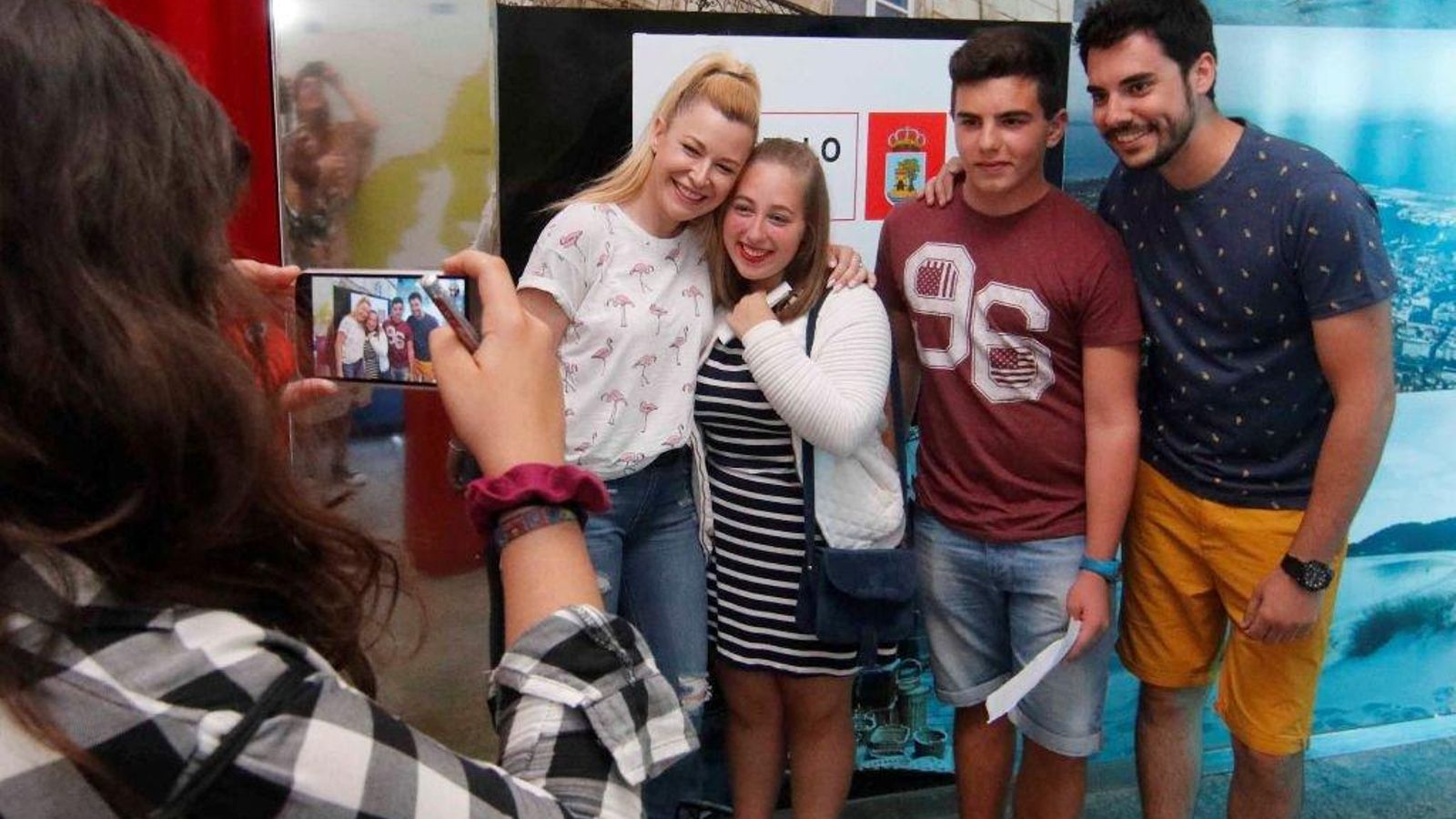 Cientos de seguidores hicieron cola en la Estación Marítima para abrazar a sus ídolos de internet y sacarse una foto con ellos para colgar en las redes sociales.