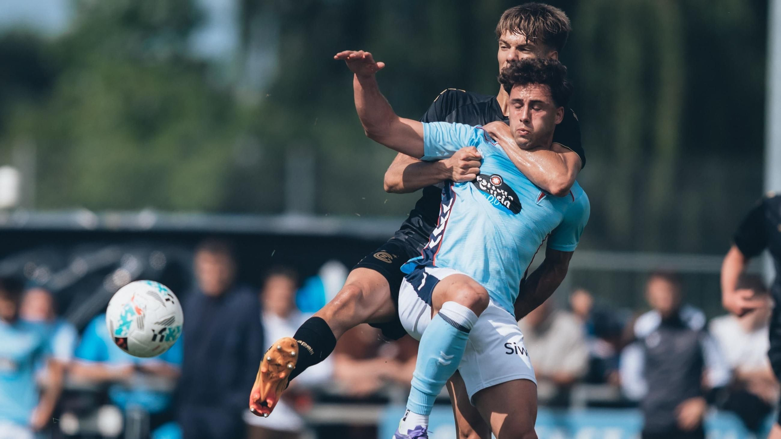 Un xogador do Grasshopper agarra a Pablo Durán no partido de onte en Zúrich.