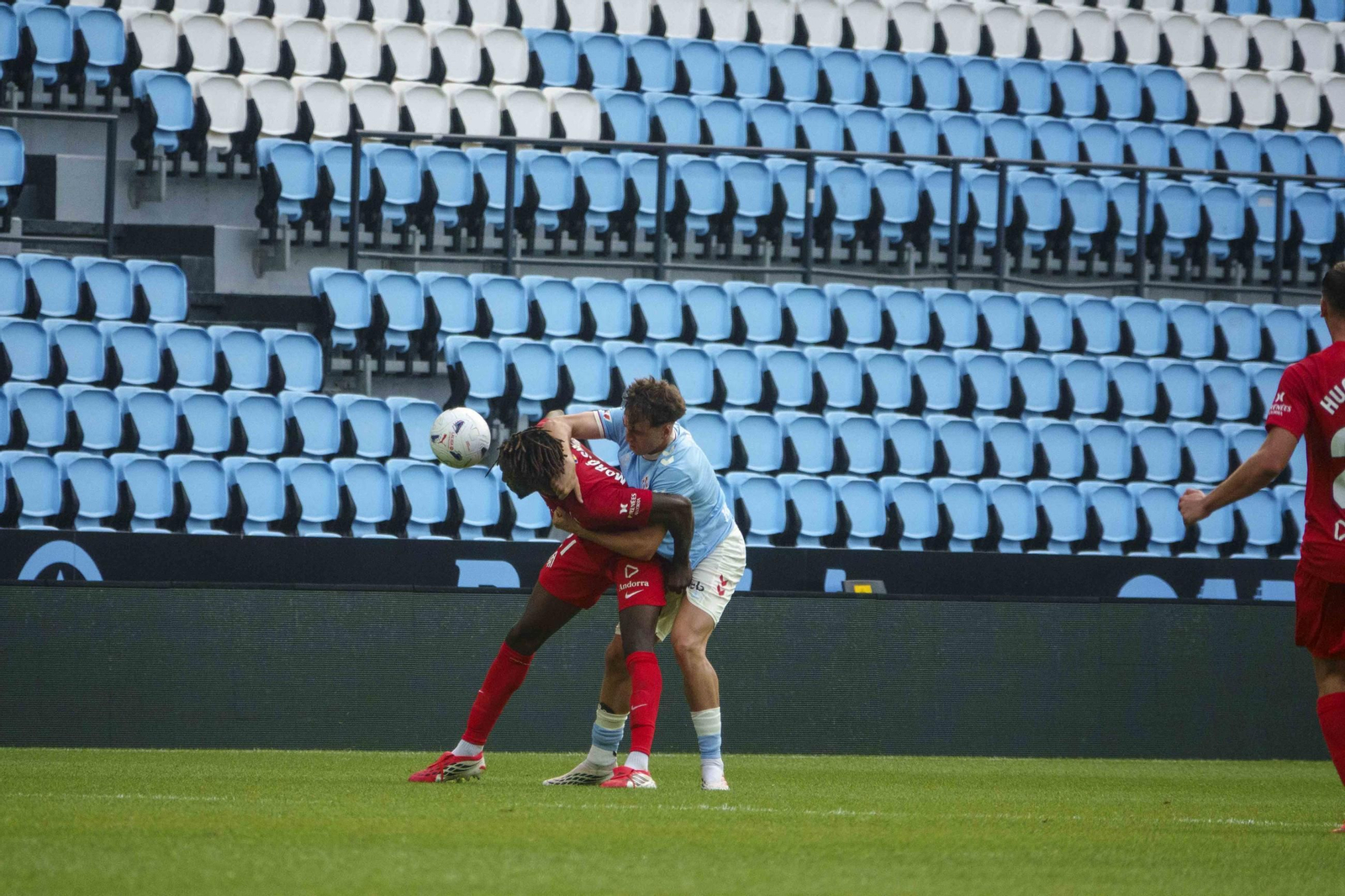 Galería | El Celta Fortuna se estrena como local en Segunda División