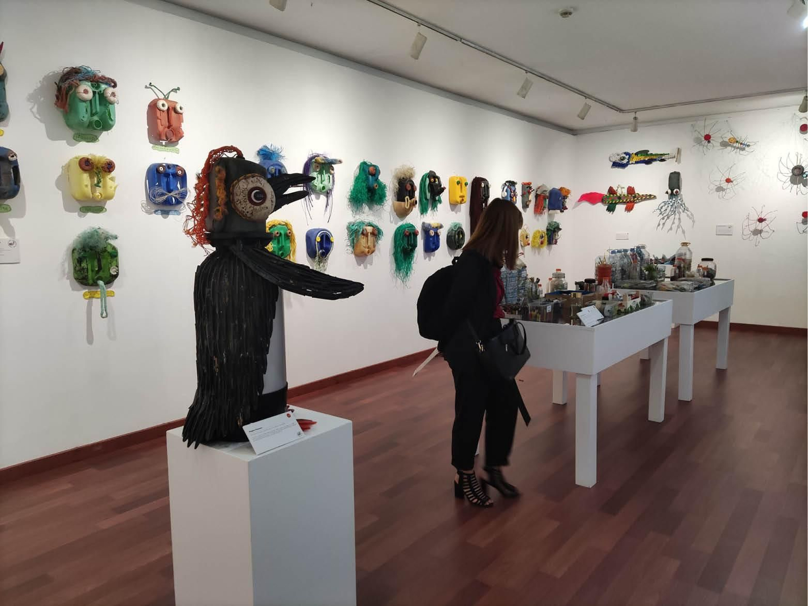 Máscaras coloristas, pero con rasgos diabólicos y animales fantásticos conforman la muestra.